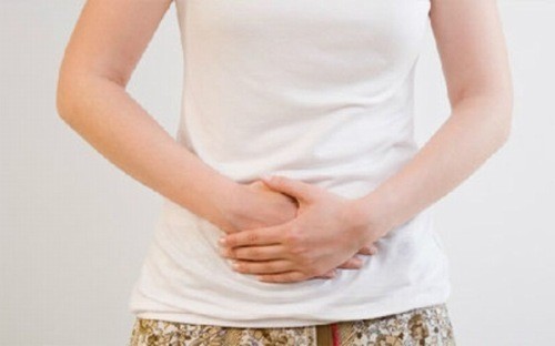 U nang lành tính, tự vỡ sau vài tuần phát triển, có thể gây đau bụng nhẹ cho người bệnh. 