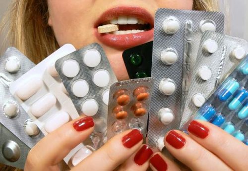 Việc lạm dụng thuốc kháng sinh cũng làm tăng nguy cơ gây bệnh