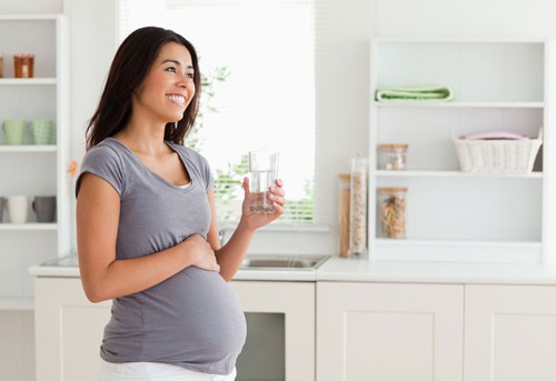 Uống đủ nước để tăng bài tiết, thải độc tố ra ngoài… là một cách phòng bệnh đơn giản.