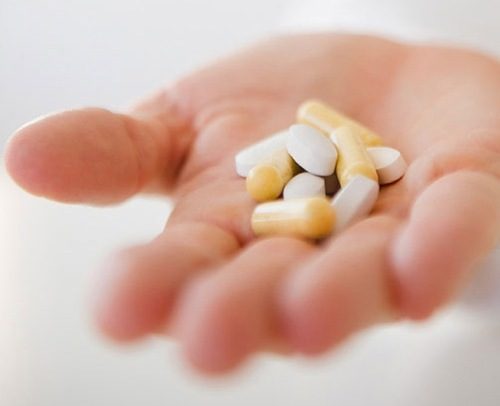 Ngoài ra, một vài loại thuốc khi sử dụng điều trị bệnh cũng gây ra tình trạng ợ nóng 