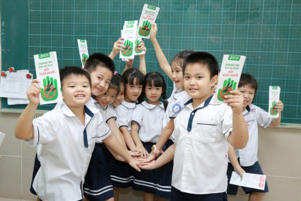 Phát tờ rơi tuyên truyền sốt xuất huyết tại các trường tiêu học