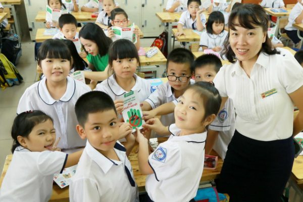 Phát tờ rơi tuyên truyền sốt xuất huyết tại các trường tiêu học