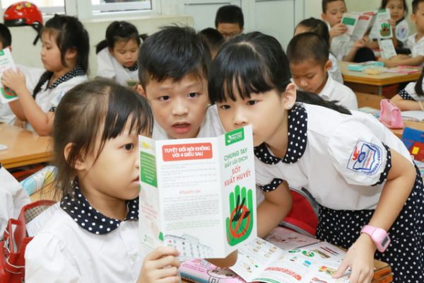 Phát tờ rơi tuyên truyền sốt xuất huyết tại các trường tiêu học