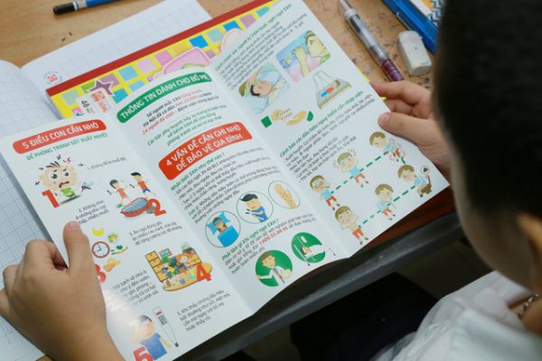 Phát tờ rơi tuyên truyền sốt xuất huyết tại các trường tiêu học
