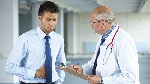 Bạn nên đến cơ sở chuyên khoa để được thăm khám và điều trị khi sỏi tiết niệu