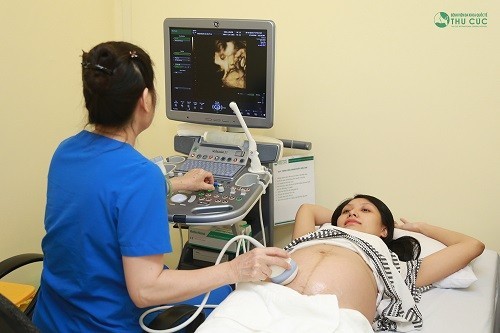 Khi thai nhi 8 tuần tuổi, mẹ bầu cần tới bệnh viện để thực hiện những thăm khám, xét nghiệm cần thiết