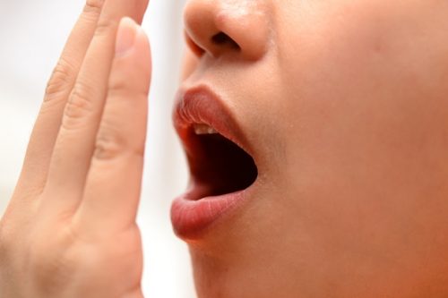 Trào ngược dạ dày là một trong những nguyên nhân gây hôi miệng.