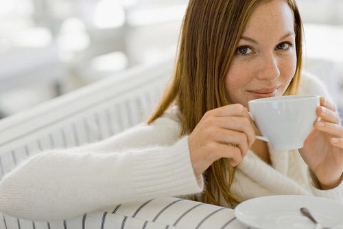 Khi uống nước muối ấm lúc xuất hiện cơn đau dạ dày cũng giúp làm giảm triệu chứng của bệnh