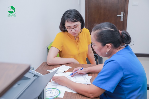 Nếu ra máu đen khi mang thai, mẹ bầu cần nhanh chóng tới bệnh viện để tiến hành thăm khám