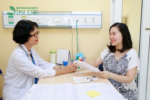 Khám thai và bổ sung thêm thuốc sắt, axit folic theo chỉ định của bác sĩ