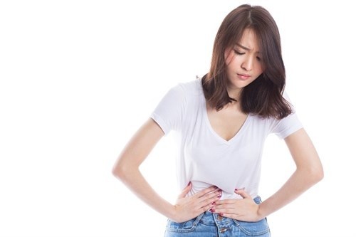 Khí hư ra nhiều kèm các biểu hiện bất thường khác như đau bụng, tiểu buốt, ngứa vùng kín... là dấu hiệu cảnh báo bệnh phụ khoa nguy hiểm.