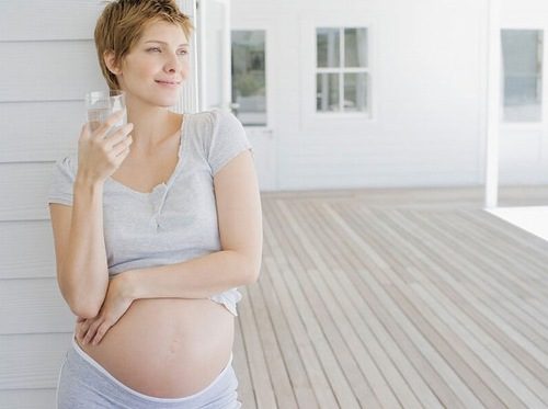 Uống 2-3 lít nước mỗi ngày cũng giúp cải thiện tình trạng ợ nóng ở bà bầu