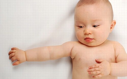 Ở các bé dưới 5 tuổi rất dễ gặp phải tình trạng trật khớp khuỷu tay.