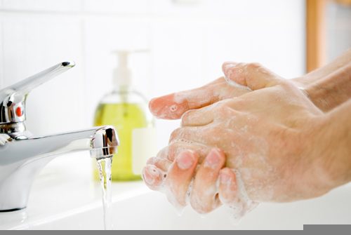 Vệ sinh tay sạch sẽ trước khi ăn và sau khi đi vệ sinh vừa giúp cải thiện bệnh vừa phòng tránh bệnh tái phát