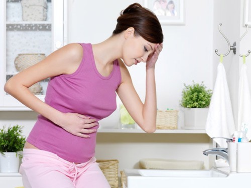 Ra máu nâu khi mang thai kèm theo triệu chứng bất thường có thể là dấu hiệu nguy hiểm trong thai kì mà mẹ bầu cần lưu ý