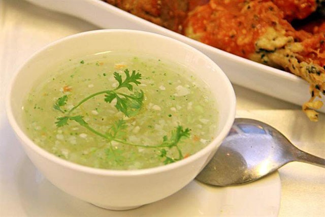 Sau khi nội soi đại tràng khoảng 2 tiếng, bổ sung ngay các loại thức ăn dễ tiêu hóa cho bệnh nhân như các loại cháo mềm, loãng