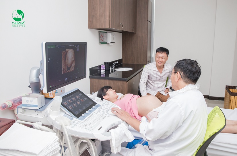 Ở các tuần 12, 22, 32 của thai kì, mẹ bầu cần tiến hành siêu âm để phát hiện dị tật thai đầu nhỏ