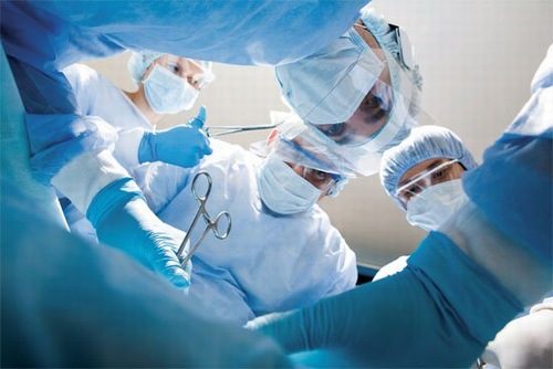 Phẫu thuật là một trong những phương pháp được áp dụng trong điều trị thoát vị thành bụng