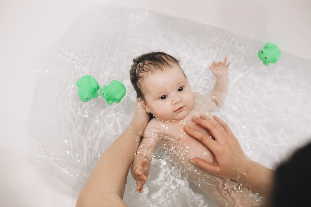 Trẻ bị tay chân miệng có được tắm không là thắc mắc của nhiều bố mẹ
