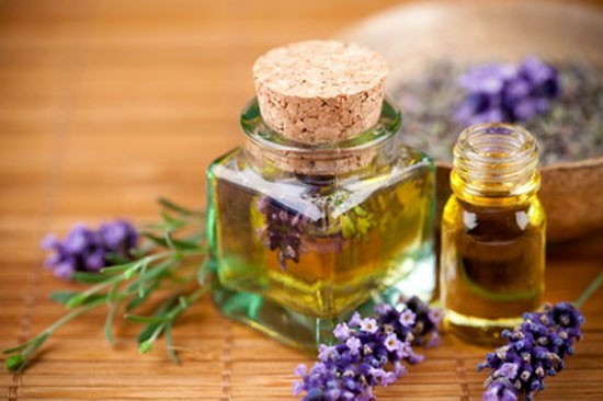 Tinh dầu hương thảo chiết xuất từ tự nhiên là một trong những cách trị viêm lỗ chân lông an toàn.