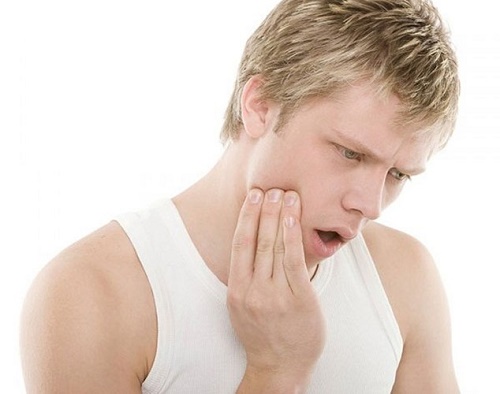 Khối u (thường không đau) ở khu vực ở phía trước của tai, má, cằm, môi hoặc trong miệng.