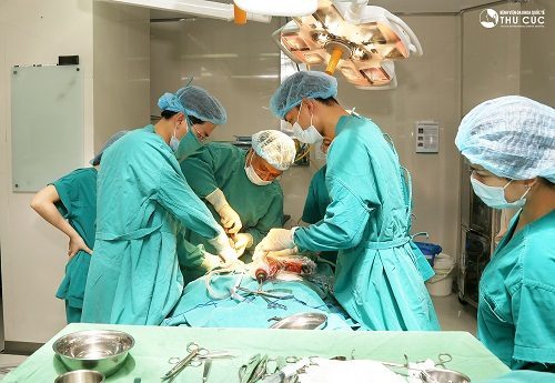 Bệnh viện Thu Cúc có đội ngũ bác sĩ chuyên khoa giỏi và trang thiết bị y tế hiện đại sẽ giúp phẫu thuật trĩ an toàn, hiệu quả