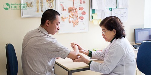 Bạn nên đến cơ sở chuyên khoa để thăm khám khi mắc bệnh gout