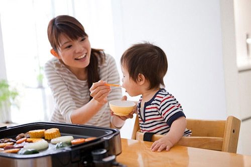 Các mẹ nên cho bé ăn uống đầy đủ các chất dinh dưỡng, uống nhiều nước