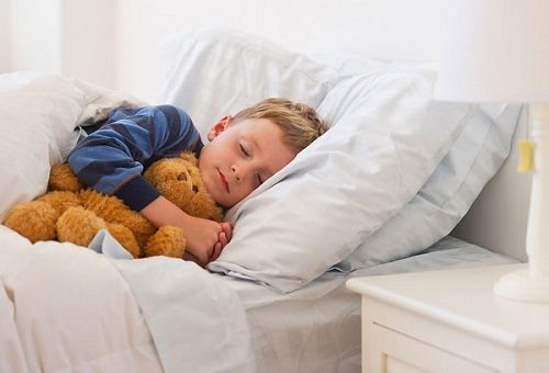 Cần cho bé nghỉ ngơi, hạn chế vận động mạnh và tuân thủ theo đúng liều lượng thuốc chỉ định của bác sĩ