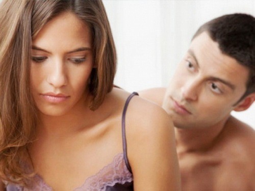 Lúc bị sảy thai, mẹ bầu sẽ thấy có ra máu màu đỏ tươi kèm theo nhầy nâu.