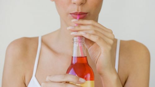 Người bệnh cần tránh uống những loại nước có màu đỏ hoặc đen trước khi nội soi đại tràng