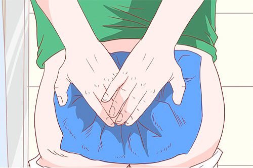 Sau khi phẫu thuật cắt trĩ, người bệnh cần chú ý vệ sinh vùng hậu môn hàng ngày