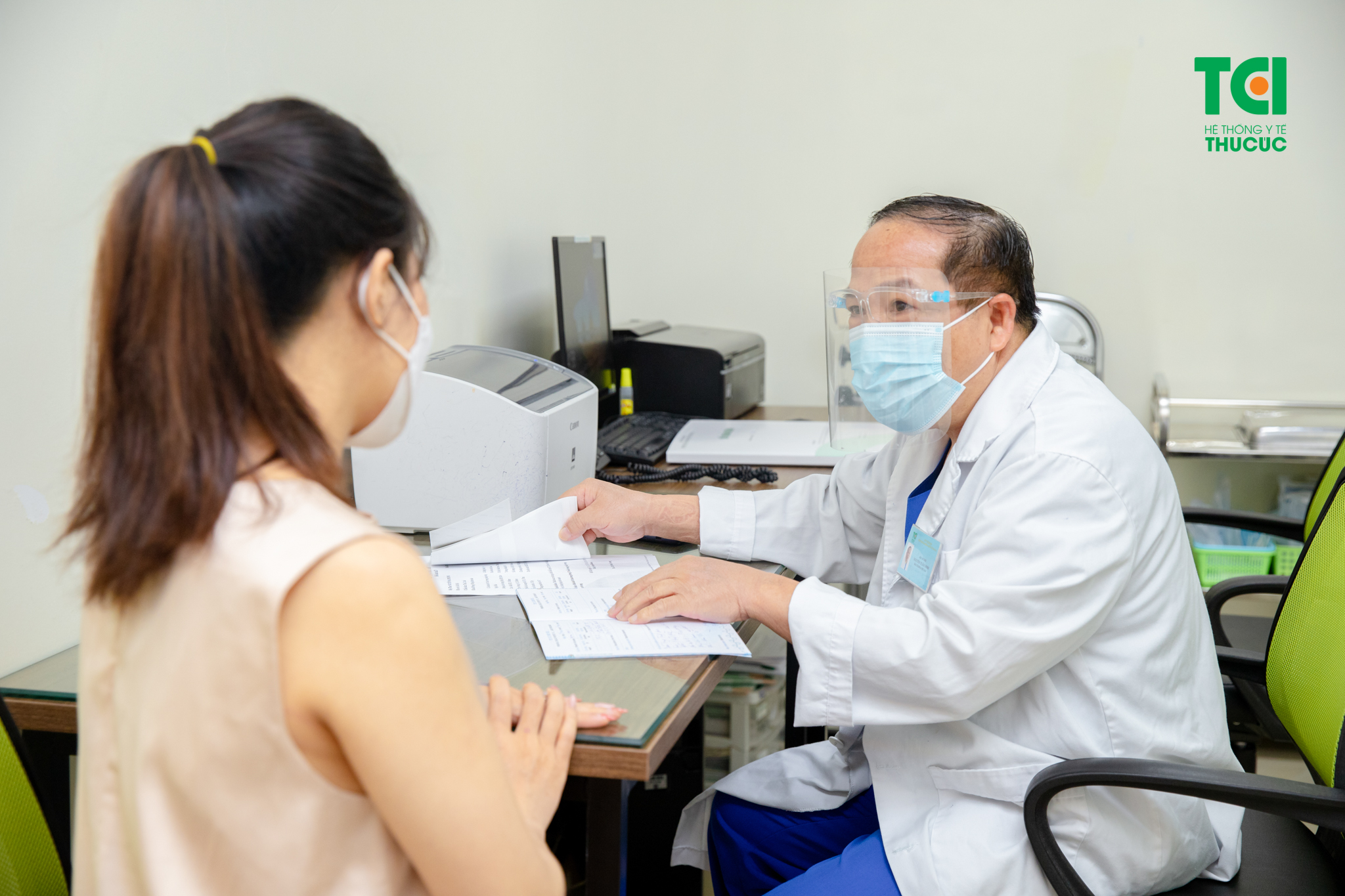 Mẹ nên đến bệnh viện để bác sĩ sản khoa giúp mẹ kiểm tra, tìm hiểu nguyên nhân và chỉ định cho mẹ cách điều trị phù hợp nhất