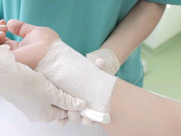 băng bó vết thương có mủ