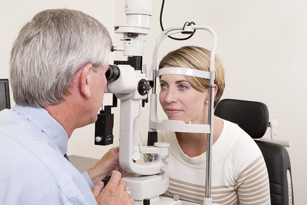  Bạn nên đến cơ sở chuyên khoa để thăm khám và điều trị khi mắc bệnh về mắt