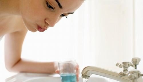 Vệ sinh răng miệng, họng sạch sẽ hàng ngày sẽ giúp cải thiện sớm tình trạng đau rát họng, khó nuốt