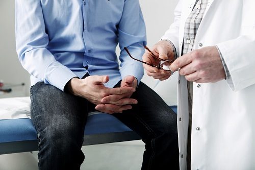 Để hạn chế biến chứng sau phẫu thuật thoát vị bẹn, người bệnh cần tuân thủ theo đúng chỉ định của bác sĩ