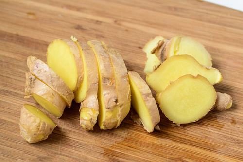 Gừng có tính ấm nóng có thể giúp giảm triệu chứng ợ nóng nhanh chóng. Nếu thường xuyên ăn gừng, bạn có thể phòng tránh được các cơn đau dạ dày ghé thăm.