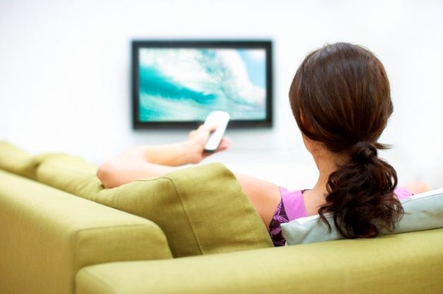 Chảy nước mắt khi xem tivi là bị làm sao?