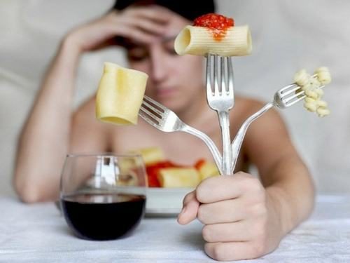 Hậu quả của rối loạn ăn uống có thể khiến người bệnh bị trầm cảm, tự ti...