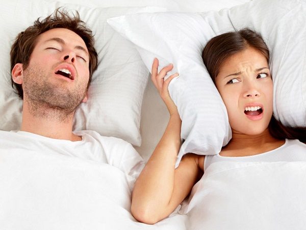 lNgủ ngáy là hành động vô thức, làm ảnh hưởng đến chất lượng giấc ngủ của người khác