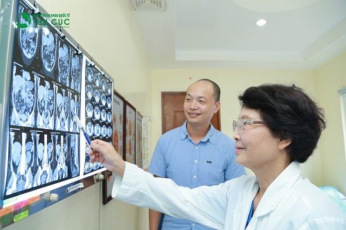 Người bệnh cần đi khám để bác sĩ tư vấn phương pháp điều trị bệnh trĩ hiệu quả