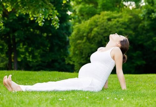 Cần vận động hợp lý và ăn uống khoa học sẽ giúp ngăn ngừa nguy cơ mắc bệnh trĩ khi mang bầu