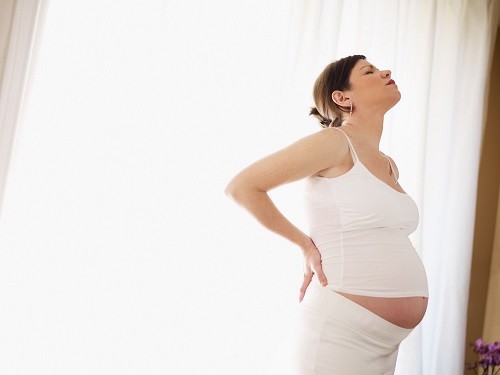Khi mang thai 18 tuần, mẹ bầu bắt đầu phải đối mặt với sự nặng nề, đau lưng, đau vùng hông...
