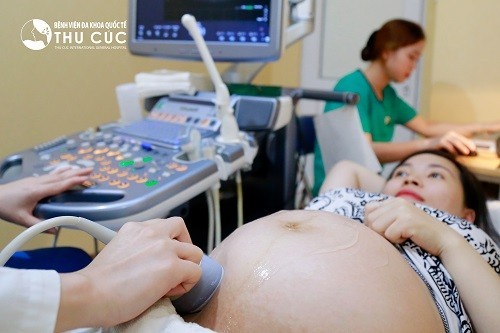 Mẹ bầu cần thăm khám thai định kì, thực hiện những xét nghiệm, siêu âm cần thiết