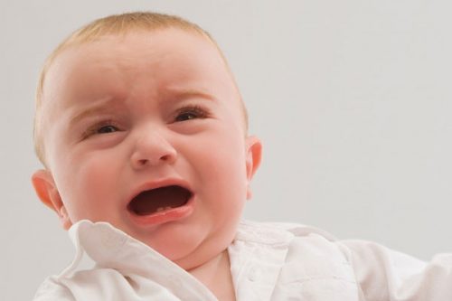 Trẻ bị thoát vị hoành bẩm sinh sẽ có biểu hiện khó thở, quấy khóc, ảnh hưởng tới sức khỏe