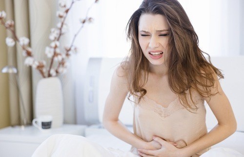 Khi bị viêm lộ tuyến cổ tử cung, đau bụng dưới là một tình trạng thường xuyên xảy ra