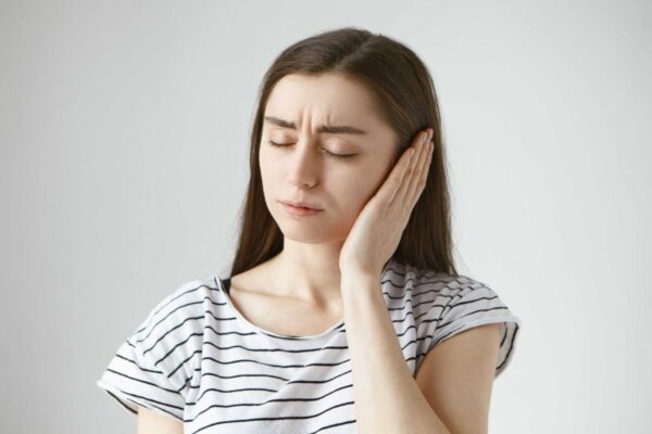 Người mắc viêm tai giữa thường xuyên có cảm giác đau, ù tai...
