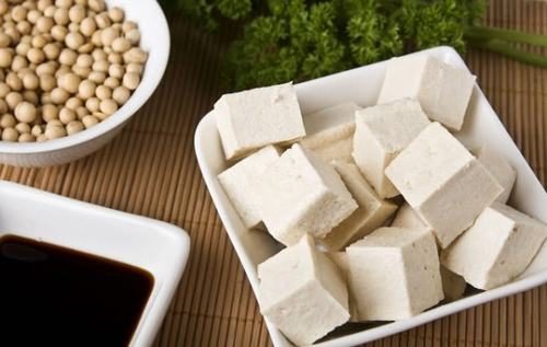 Theo nghiên cứu gần đây của các chuyên gia, ăn đậu phụ thường xuyên có thể giảm đến 90% nguy cơ mắc bệnh ung thư dạ dày. Còn đối với người đã mắc ung thư dạ dày, việc thường xuyên ăn đậu phụ sẽ giúp kiểm soát bệnh, ngăn ngừa tiến triển và tái phát.