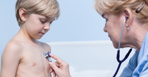 Thăm khám để được chẩn đoán bệnh thấp tim cho trẻ kịp thời hiệu quả